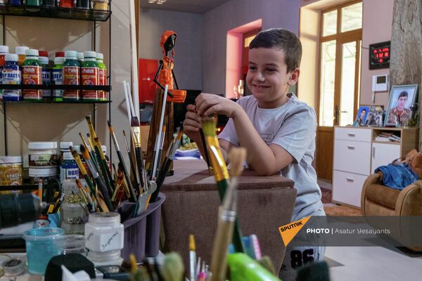 Брат погибшего Мгера Апикяна, маленький Севак Брат погибшего Мгера Апикяна, маленький Севак - Sputnik Армения