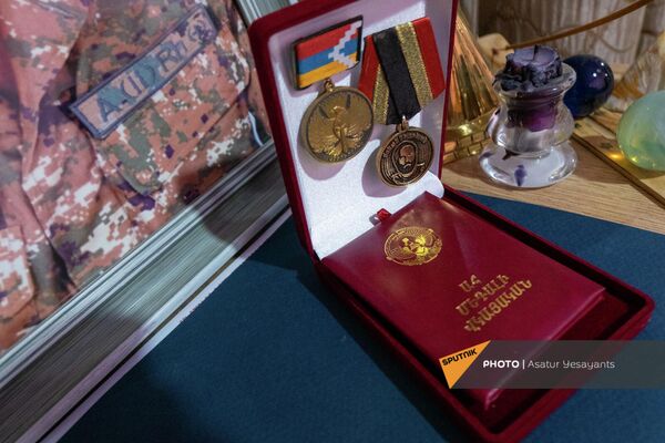 Медали погибшего военнослужащего Мгера Апикяна Медали погибшего военнослужащего Мгера Апикяна - Sputnik Армения