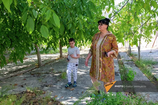 Мать и брат погибшего Мгера Апикяна, Лусине и Севак, во время прогулки - Sputnik Армения