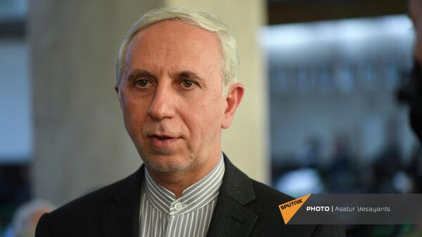 Чрезвычайный и полномочный посол Ирана в Армении Аббас Бадахшан Зохури на встрече с преподавателями и студентами факультета востоковедения ЕГУ (29 сентября 2021). Еревaн - Sputnik Արմենիա