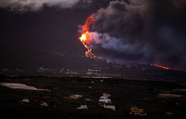 Извержение вулкана в муниципалитете Эль-Пасо на канарском острове Пальма началось 19 сентября. - Sputnik Армения
