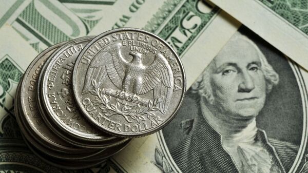 Монеты различного номинала Монетного двора США на фоне банкноты номиналом 1 доллар США - Sputnik Армения