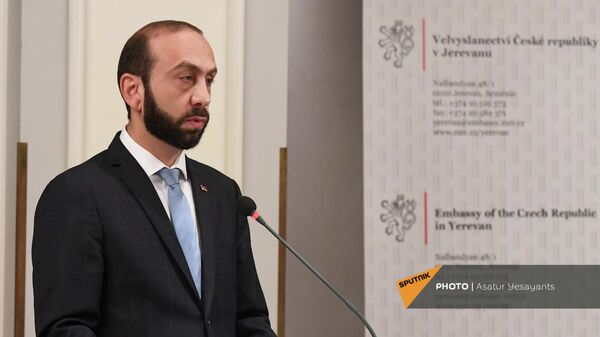 Министр иностранных дел Армении Арарат Мирзоян выступают с речью на армяно-чешском бизнес-форуме (1 октября 2021). Еревaн - Sputnik Армения