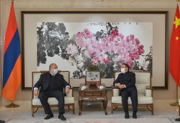 Президент Армен Саркисян посетил посольство Китая в Армении по случаю национального праздника Китая - годовщины образования Китайской Народной Республики (1 октября 2021). Еревaн - Sputnik Армения