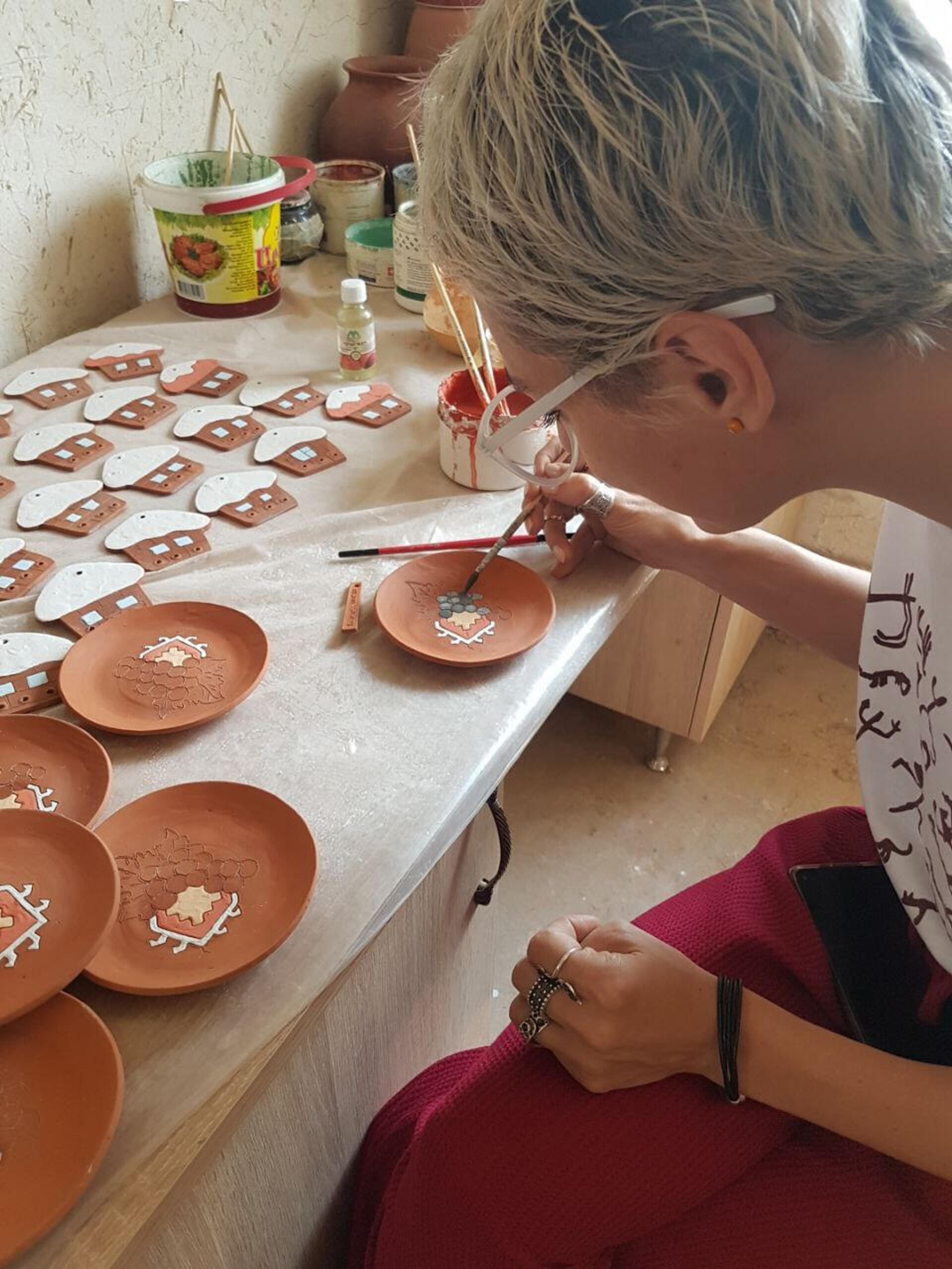 Тревел-блогер Лилит Хачатурян разрисовывает глиняные изделия - Sputnik Արմենիա, 1920, 03.10.2021