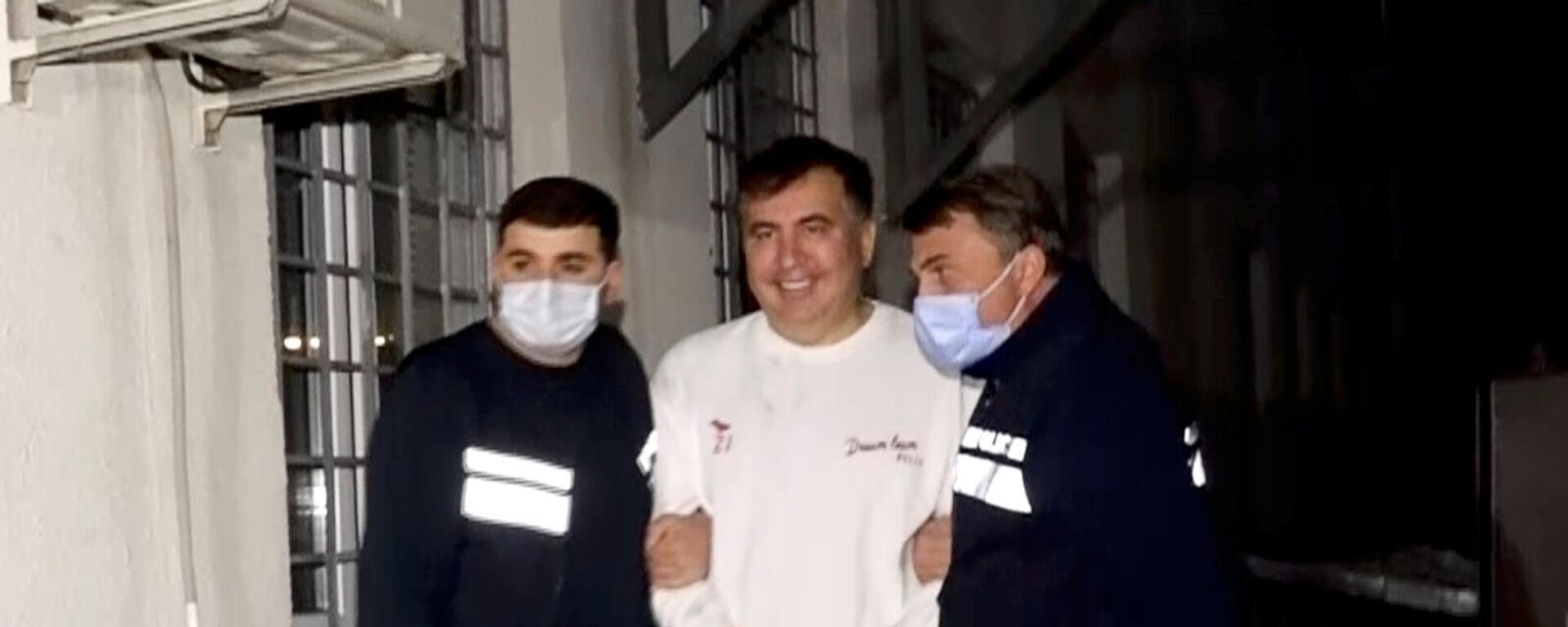 Сотрудники полиции сопровождают бывшего президента Грузии Михаила Саакашвили, который был задержан после возвращения в Грузию (1 октября 2021). Рустави - Sputnik Արմենիա, 1920, 01.10.2021