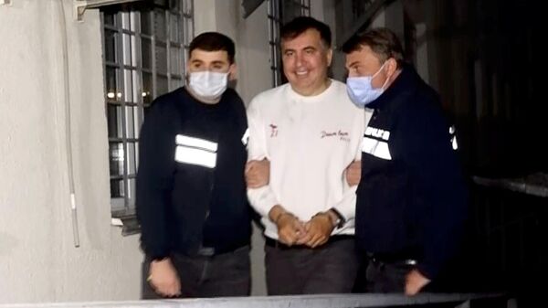 Сотрудники полиции сопровождают бывшего президента Грузии Михаила Саакашвили, который был задержан после возвращения в Грузию (1 октября 2021). Рустави - Sputnik Армения