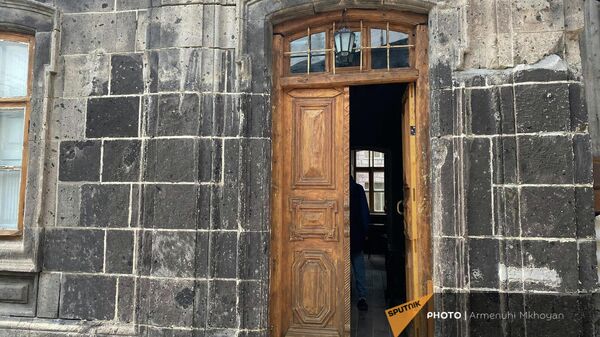 Дверь открывшегося в Гюмри музея Армянских национальных символов - Sputnik Армения