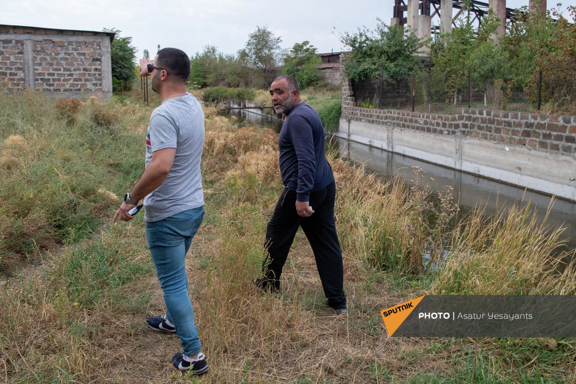 Жители близлежащих домов по дороге к свиноферме Ви Ар Агро Жители близлежащих домов по дороге к свиноферме Ви Ар Агро - Sputnik Արմենիա, 1920, 05.10.2021