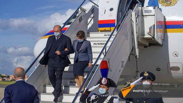 Президент Армен Саркисян  с супругой спускается по трапу самолета (5 октября 2021). Италия - Sputnik Армения