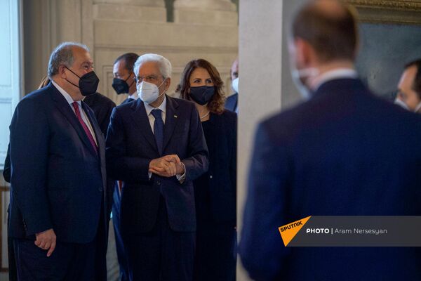 Президенты Армении и Италии Армен Саркисян и Серджио Маттарелла на выставке армянских художников (6 октября 2021). Рим - Sputnik Армения