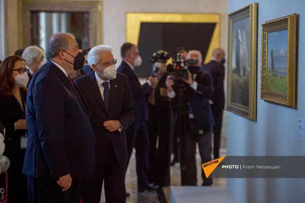 Президенты Армении и Италии Армен Саркисян и Серджио Маттарелла на выставке армянских художников (6 октября 2021). Рим - Sputnik Армения