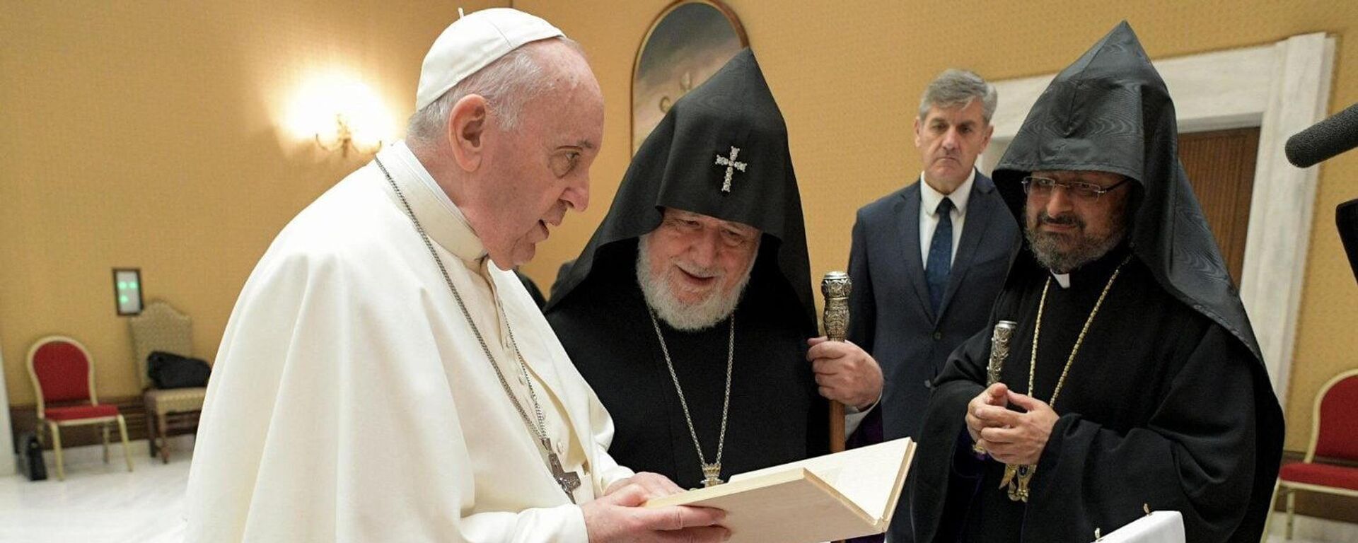 Ամենայն հայոց կաթողիկոս Գարեգին Երկրորդը Վատիկանում հանդիպել է Հռոմի Ֆրանցիսկոս պապի հետ - Sputnik Արմենիա, 1920, 06.10.2021