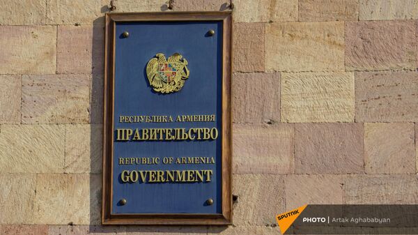 Информационная табличка на стене здания Правительства на площади Республики в Ереване - Sputnik Армения