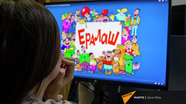 Девушка смотрит очередную серию журнала Ералаш  на мониторе компьютера - Sputnik Армения