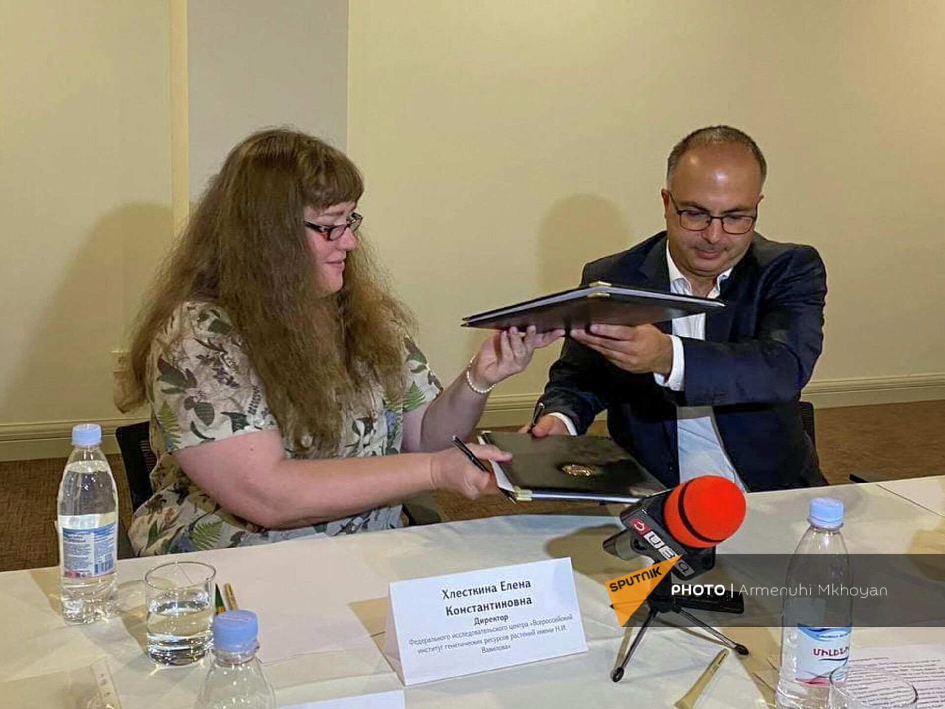 Подписание договора о сотрудничестве между Всероссийским институтом генетических ресурсов растений имени Н.И. Вавилова и Министерством науки и высшего образования Армении (7 октября 2021). Гюмри Подписание договора о сотрудничестве между Всероссийским институтом генетических ресурсов растений имени Н.И. Вавилова и Министерством науки и высшего образования Армении (7 октября 2021). Гюмри - Sputnik Армения, 1920, 07.10.2021
