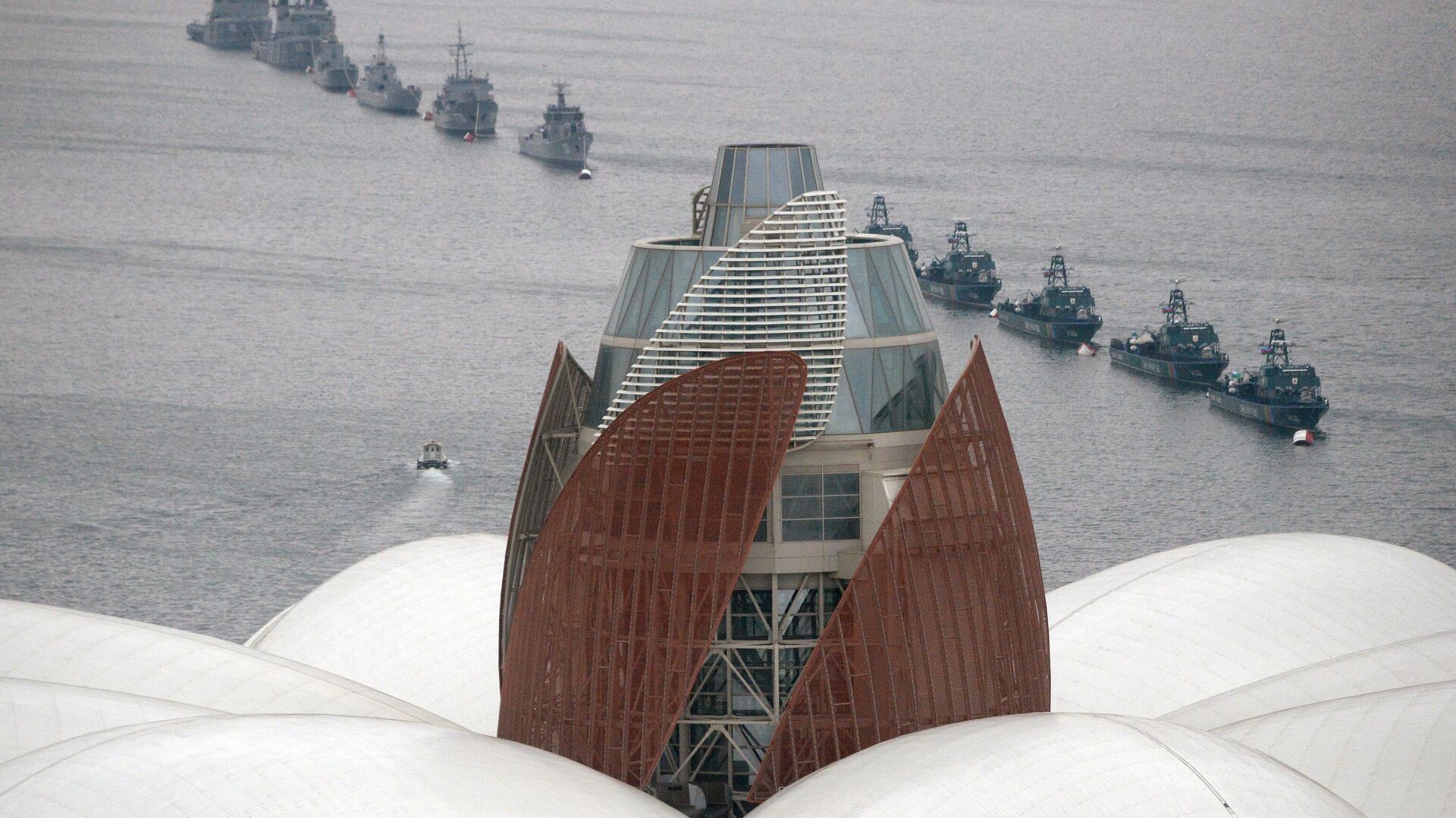 Военные корабли ВМС Азербайджана во время подготовки к репетиции военного парада в Баку - Sputnik Армения, 1920, 10.10.2021