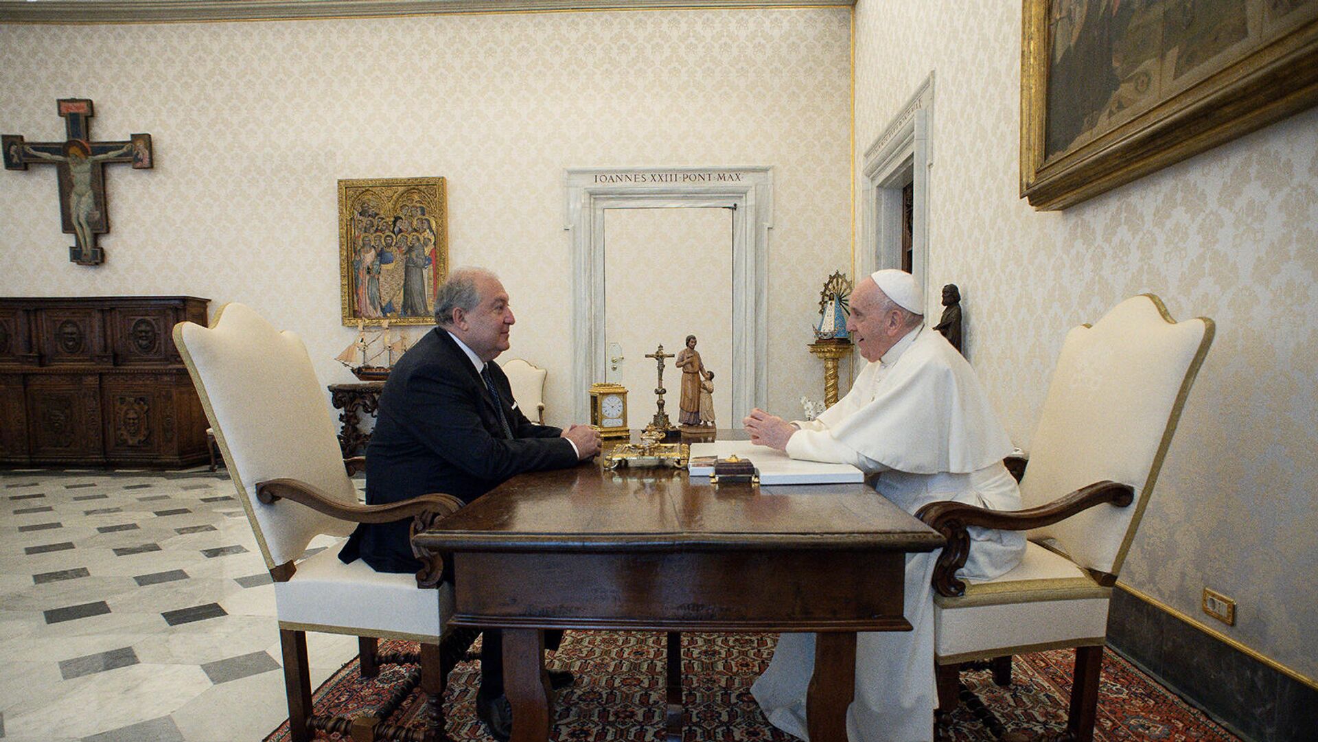 Официальный визит президента Армена Саркисяна в Святой Престол стартовал личной беседой с Папой Франциском (11 октября 2021). Ватикан - Sputnik Արմենիա, 1920, 11.10.2021