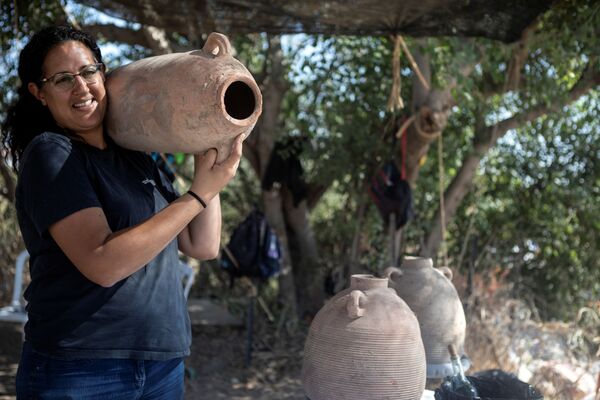 Одна из руководителей раскопок 1500-летней византийской винодельни в израильском городе Явне. - Sputnik Армения