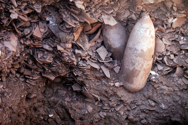 Фрагменты кувшинов в 1500-летней византийской винодельне, обнаруженной Управлением древностей Израиля в Явне, Израиль. - Sputnik Армения