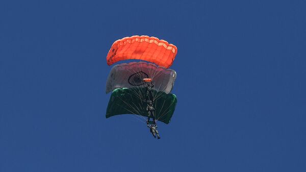 Десантники ВВС Индии во время авиашоу в Сринагаре - Sputnik Армения