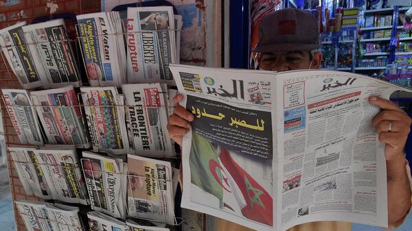Мужчина читает газету у киоска в Алжире - Sputnik Армения