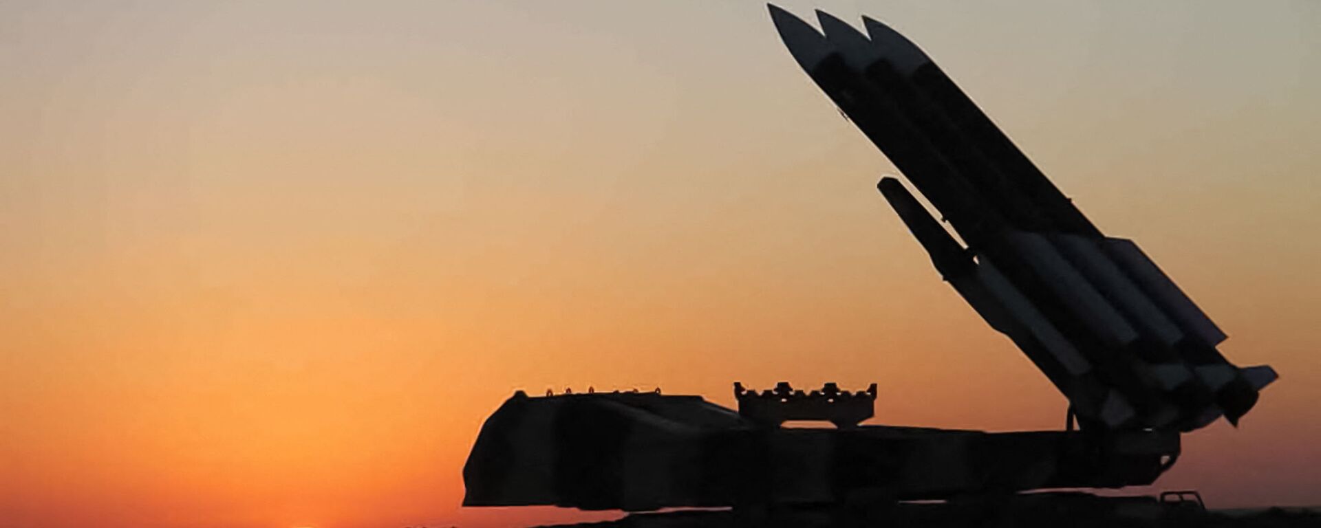 Силуэт зенитной ракетной установки Ирана на закате во время совместных военных учений иранской армии и Корпуса стражей Исламской революции - Sputnik Армения, 1920, 07.11.2021