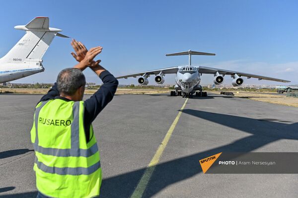 Грузовой самолет с партией вакцины от коронавируса в аэропорту Эребуни Грузовой самолет с партией вакцины от коронавируса в аэропорту Эребуни - Sputnik Армения