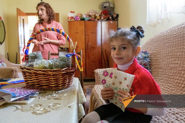 Маленькая Мане показывает упаковки для чая Togh tea собственного дизайна Маленькая Мане показывает упаковки для чая Togh tea собственного дизайна - Sputnik Армения