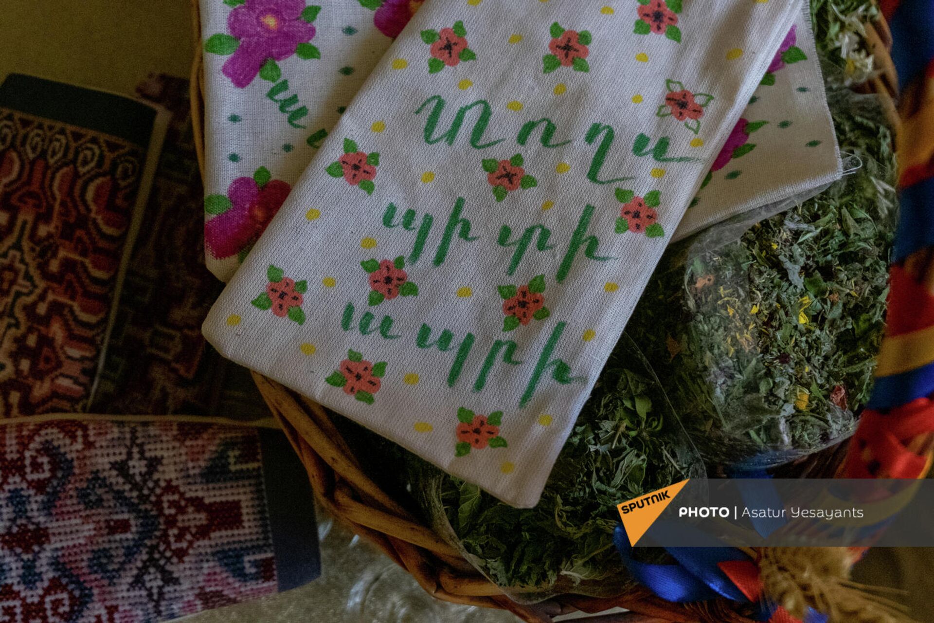 Упаковка чая Togh tea, которую нарисовала маленькая Мане Упаковка чая Togh tea, которую нарисовала маленькая Мане - Sputnik Армения, 1920, 15.10.2021