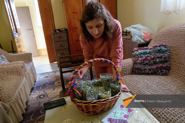 Основательница малого бизнеса по производству чая Togh tea Маргарита Григорян показывает свою продукцию - Sputnik Армения