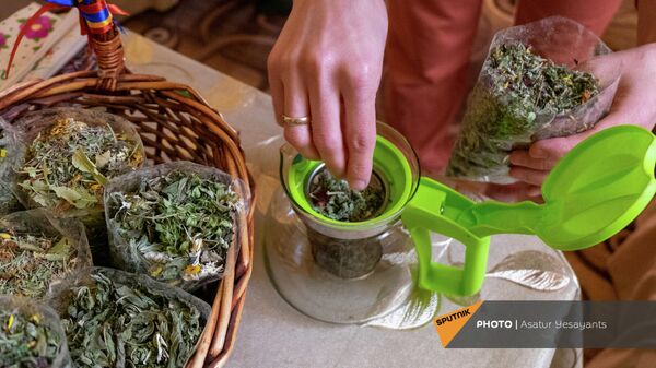 Основательница малого бизнеса по производству чая Togh tea Маргарита Григорян расфасовывает свою продукцию - Sputnik Армения