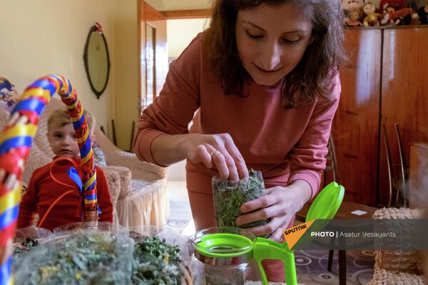 Основательница малого бизнеса по производству чая Togh tea Маргарита Григорян с сыном Мартином Основательница малого бизнеса по производству чая Togh tea Маргарита Григорян с сыном Мартином - Sputnik Армения