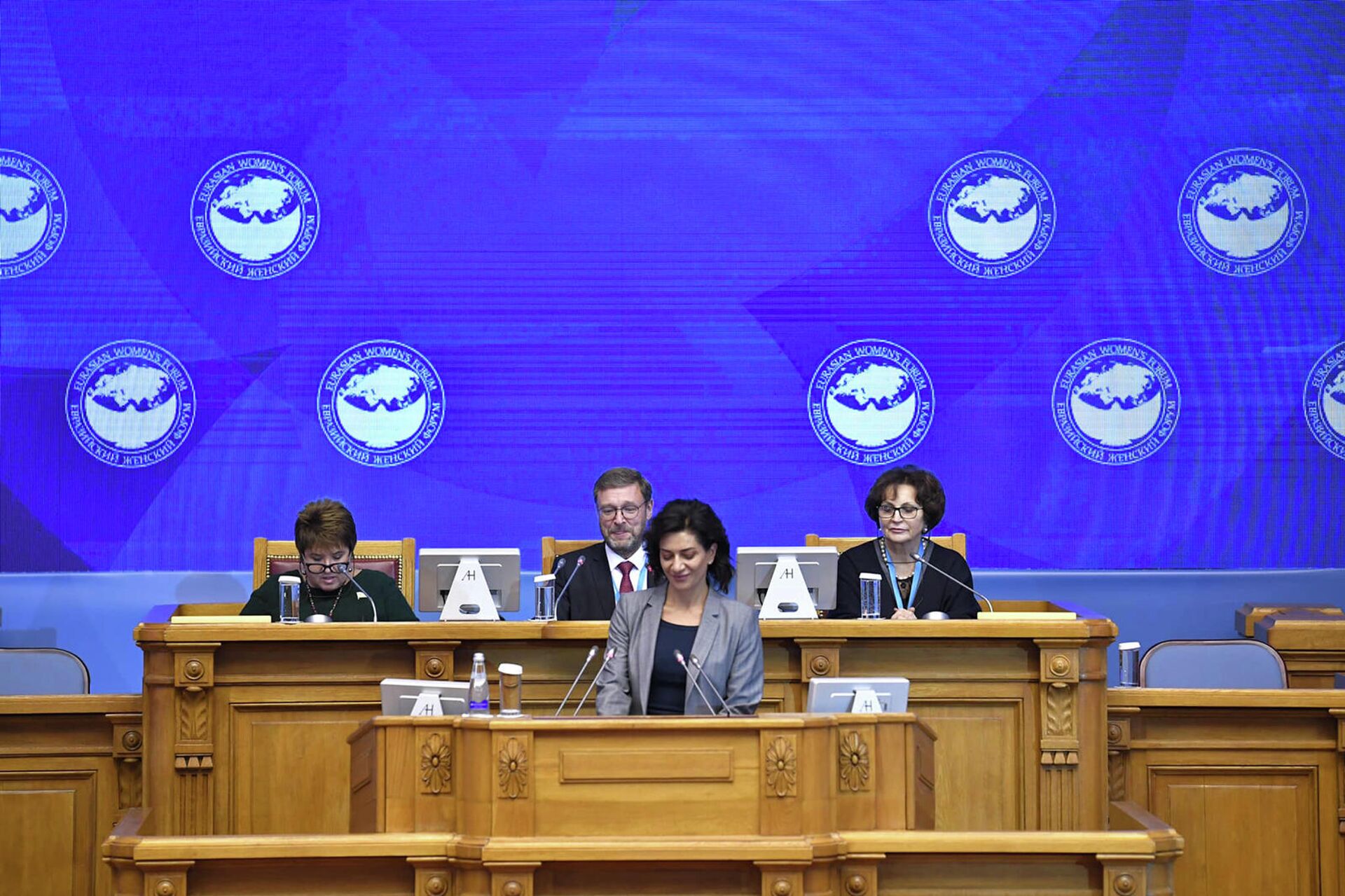 Анна Акопян на пленарном заседании Миссия женщин в развитии дипломатии мира и доверия третьего Евразийского женского форума (15 октября 2021). Санкт-Петербург - Sputnik Армения, 1920, 15.10.2021