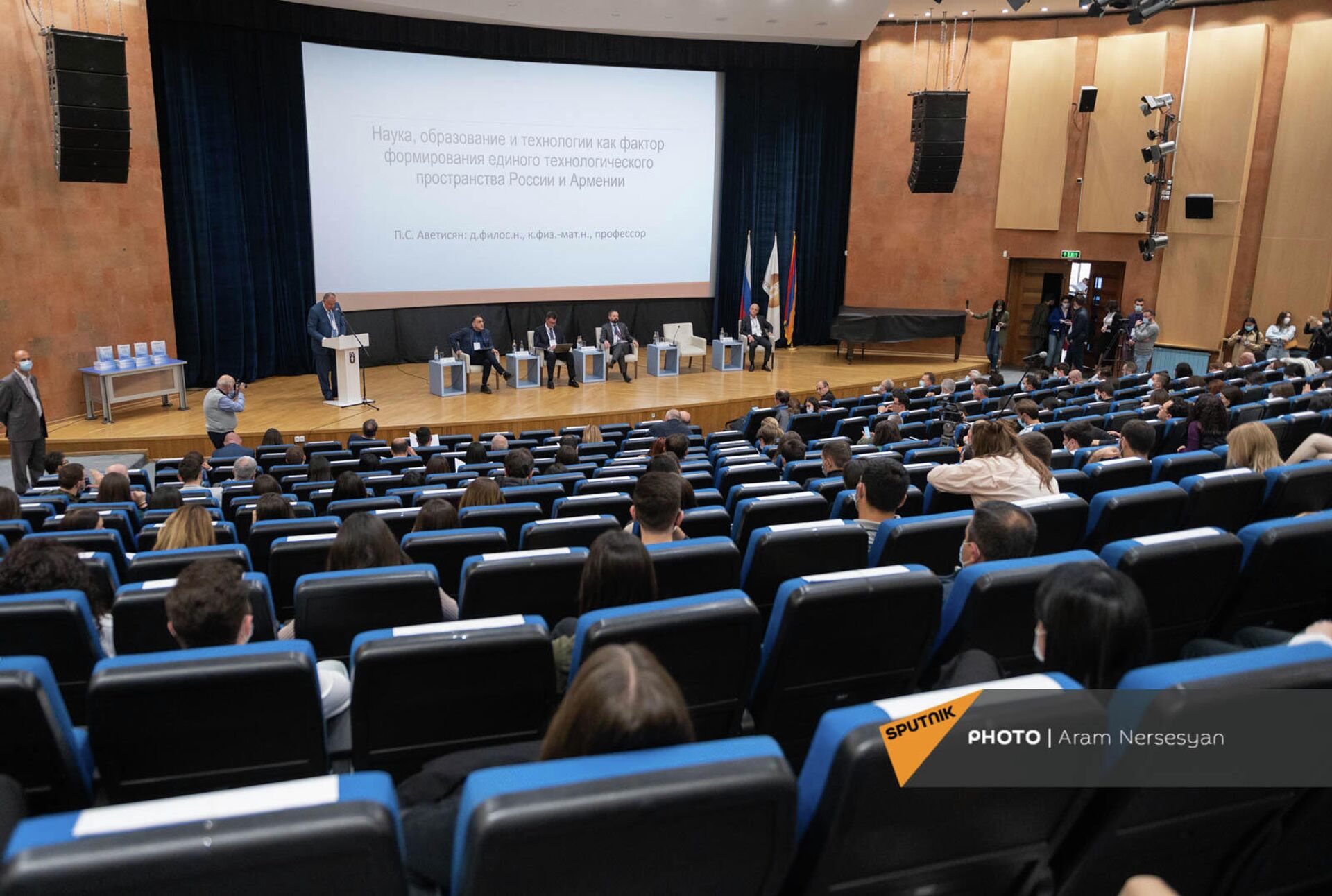 Геополитическая сессия Армения и Россия: императив новой стратегии, посвященная 30-летию государственной независимости Армении (15 октября 2021). Еревaн Геополитическая сессия Армения и Россия: императив новой стратегии, посвященная 30-летию государственной независимости Армении (15 октября 2021). Еревaн - Sputnik Армения, 1920, 15.10.2021