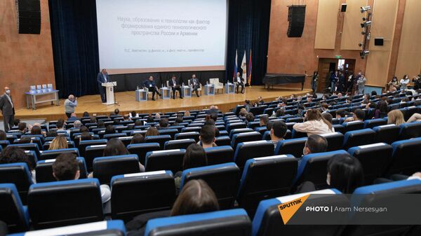 Геополитическая сессия Армения и Россия: императив новой стратегии, посвященная 30-летию государственной независимости Армении (15 октября 2021). Еревaн - Sputnik Армения