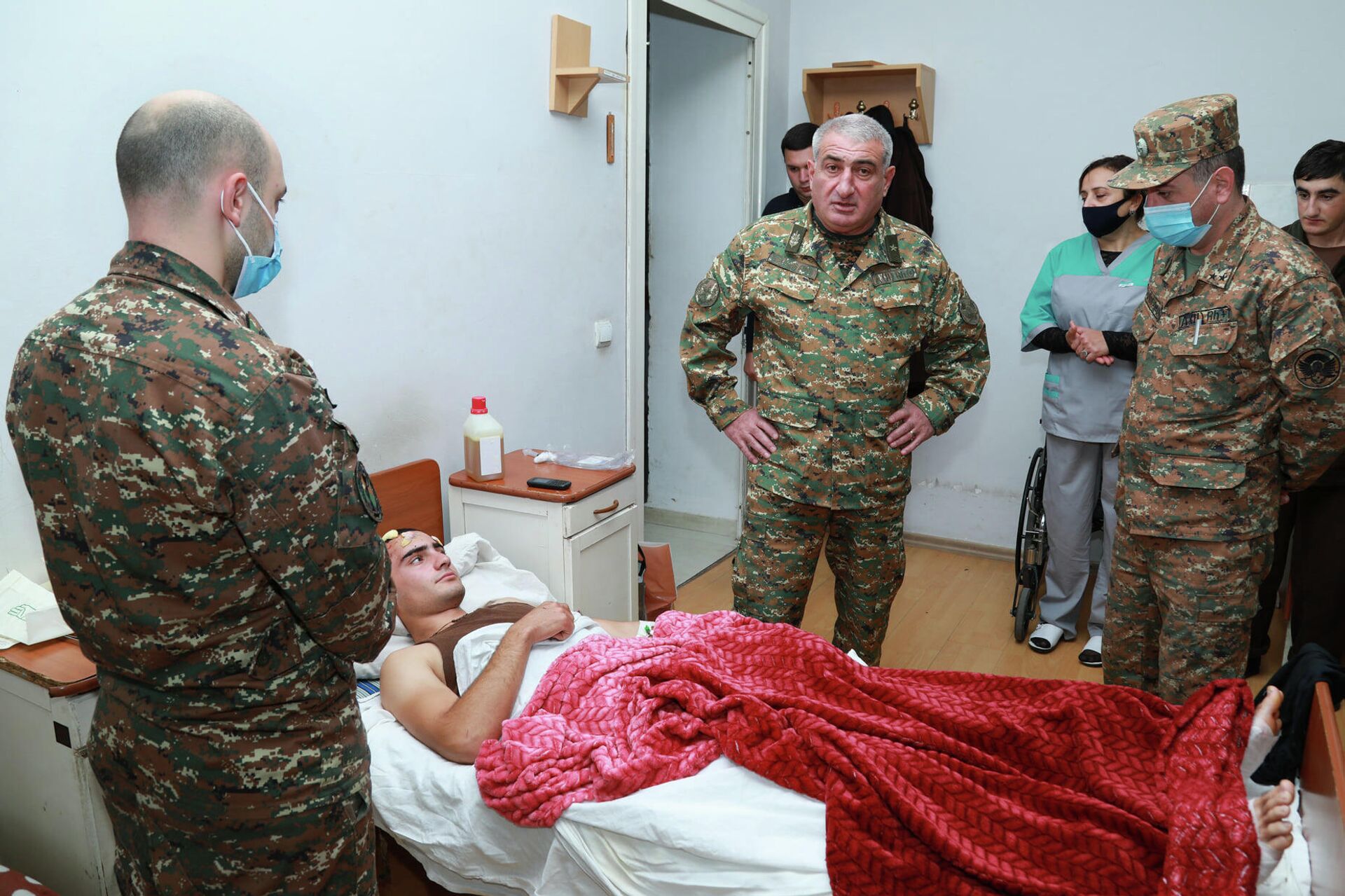 Командующий Армией обороны Карабаха генерал-майор Камо Варданян во время посещения раненых во время пограничного инцидента военнослужащих (16 октября 2021). Степанакерт - Sputnik Արմենիա, 1920, 16.10.2021