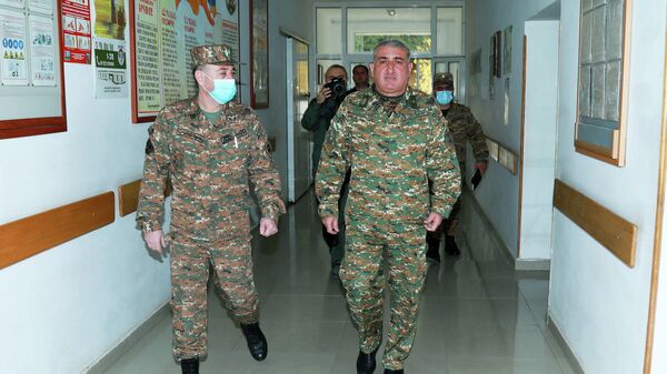 Командующий Армией обороны Карабаха генерал-майор Камо Варданян во время посещения раненых во время пограничного инцидента военнослужащих (16 октября 2021). Степанакерт - Sputnik Армения