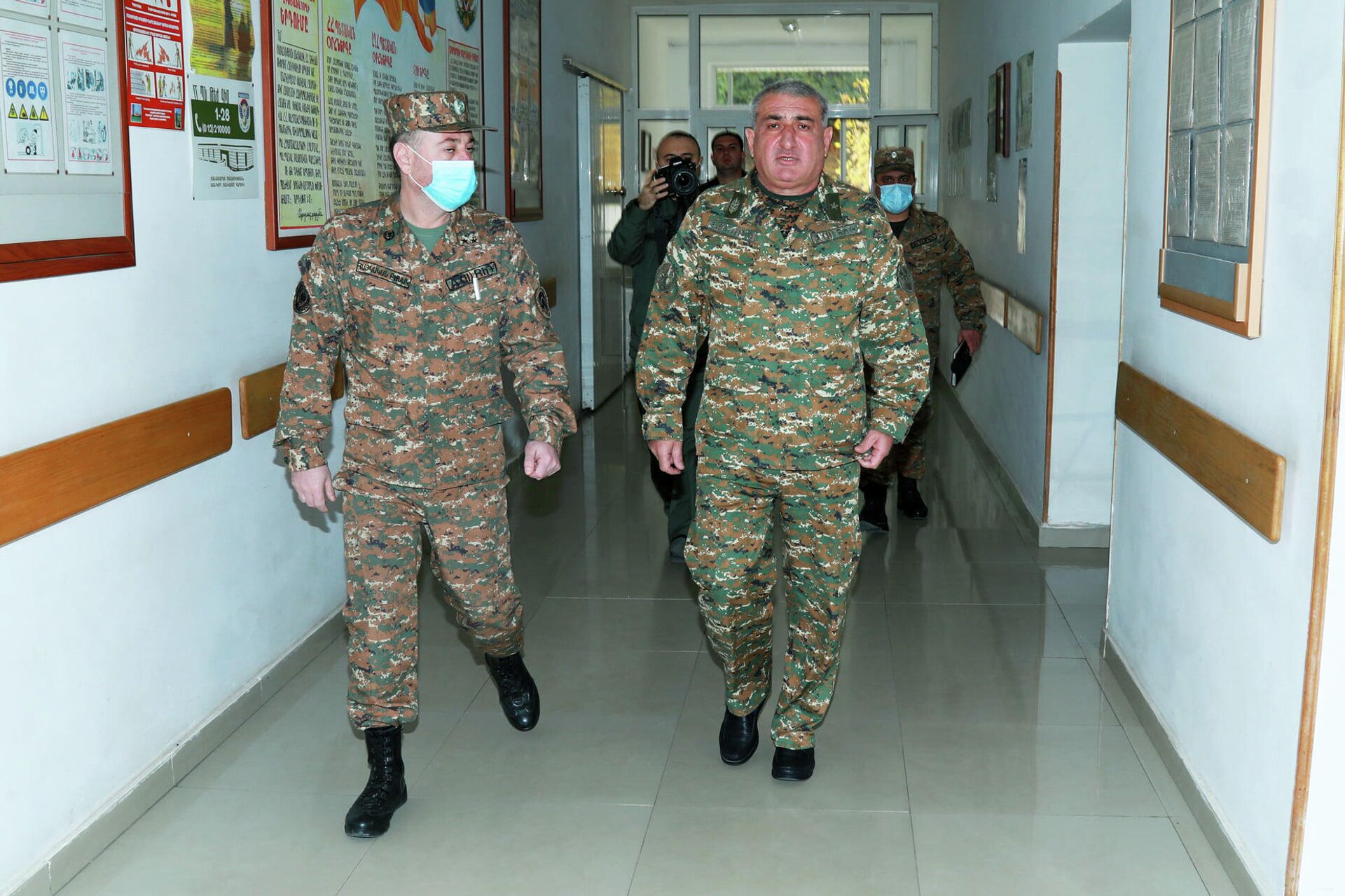 Командующий Армией обороны Карабаха генерал-майор Камо Варданян во время посещения раненых во время пограничного инцидента военнослужащих (16 октября 2021). Степанакерт Командующий Армией обороны Карабаха генерал-майор Камо Варданян во время посещения раненых во время пограничного инцидента военнослужащих (16 октября 2021). Степанакерт - Sputnik Армения, 1920, 16.10.2021