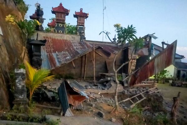 Разрушенные дома после землетрясения силой 4,8 балла, произошедшего в Карангасеме на туристическом острове Бали. Разрушенные дома после землетрясения силой 4,8 балла, произошедшего в Карангасеме на туристическом острове Бали. - Sputnik Армения
