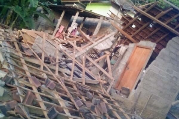 Փրկարարները զննում են Բալիի Բանգլի քաղաքում երկրաշարժից առաջացած սողանքի հետևանքով վնասված տունը: - Sputnik Արմենիա