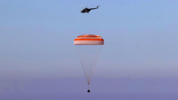 «Սոյուզ ՄՍ-18» տիեզերագնացի իջեցվող սարքը վայրեջք կատարելիս։ - Sputnik Արմենիա