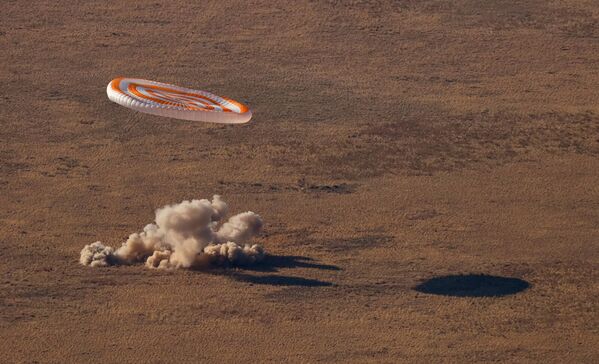 Спускаемый аппарат транспортного пилотируемого корабля Союз МС-18 во время посадки в степи юго-восточнее города Жезказган Спускаемый аппарат транспортного пилотируемого корабля Союз МС-18 во время посадки в степи юго-восточнее города Жезказган - Sputnik Армения