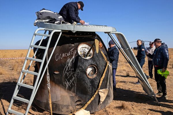 Спускаемый аппарат транспортного пилотируемого корабля Союз МС-18 в степи юго-восточнее города Жезказган Спускаемый аппарат транспортного пилотируемого корабля Союз МС-18 в степи юго-восточнее города Жезказган - Sputnik Армения