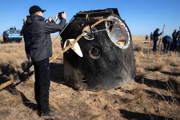 Спускаемый аппарат транспортного пилотируемого корабля Союз МС-18 в степи юго-восточнее города Жезказган Спускаемый аппарат транспортного пилотируемого корабля Союз МС-18 в степи юго-восточнее города Жезказган - Sputnik Армения