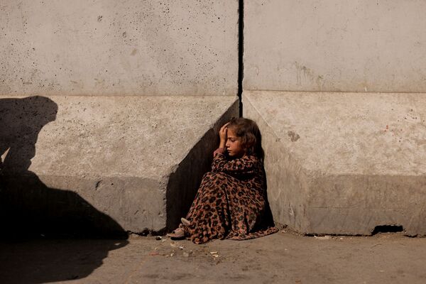 Девочка между бетонными заграждениями в Кабуле. - Sputnik Армения