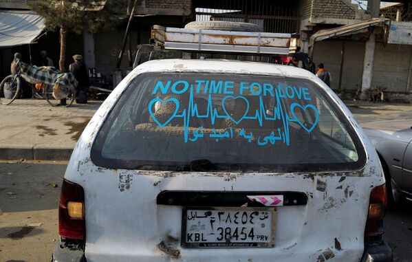 Надпись &quot;Не время для любви&quot; на стекле автомобиля на рынке в Кабуле. - Sputnik Армения