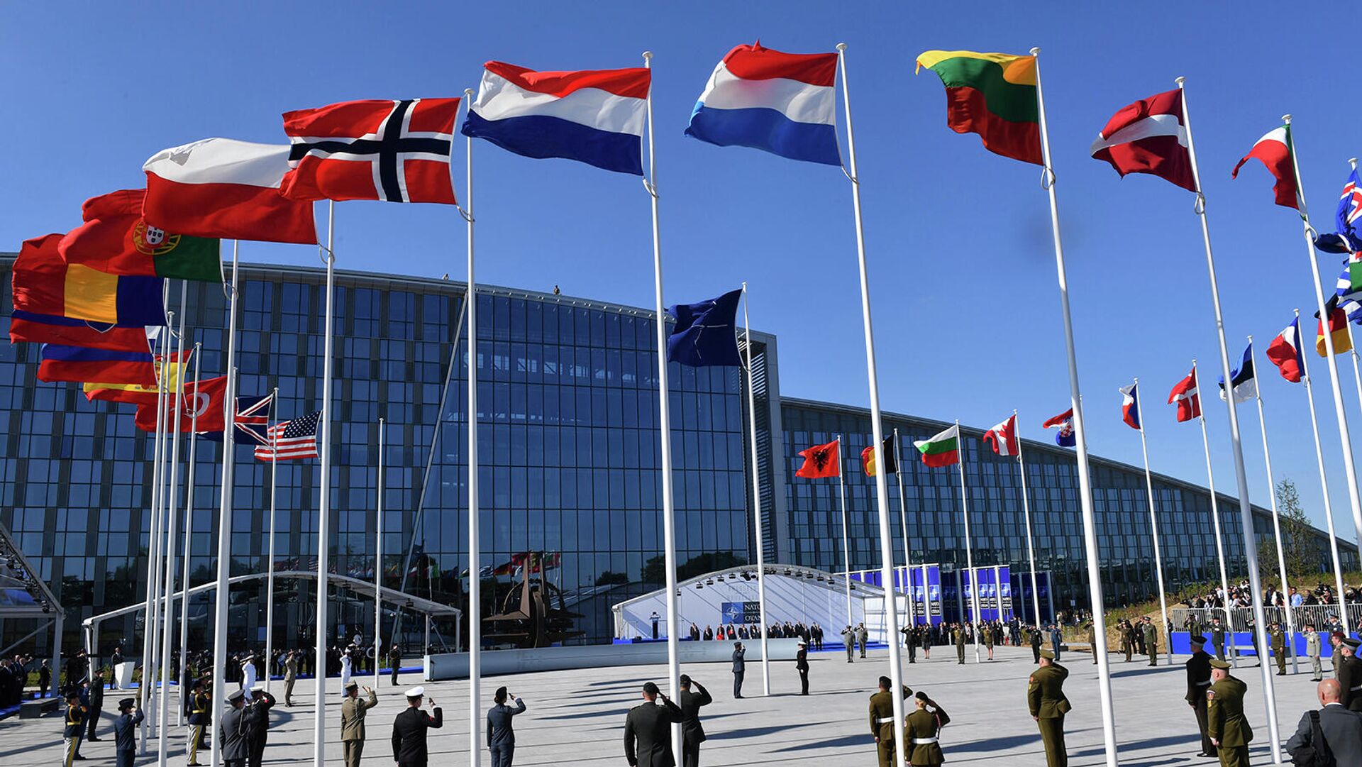 Флаги стран-участниц NATO перед зданием организации в Брюсселе - Sputnik Армения, 1920, 29.06.2022