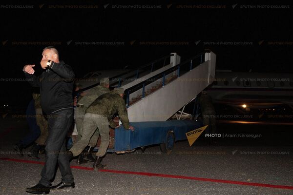 Сотрудники аэропорта Эребуни подгоняют трап к самолету. - Sputnik Армения