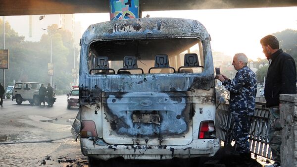 Обгоревший сирийский армейский автобус, который был атакован взрывными устройствами в Дамаске - Sputnik Армения